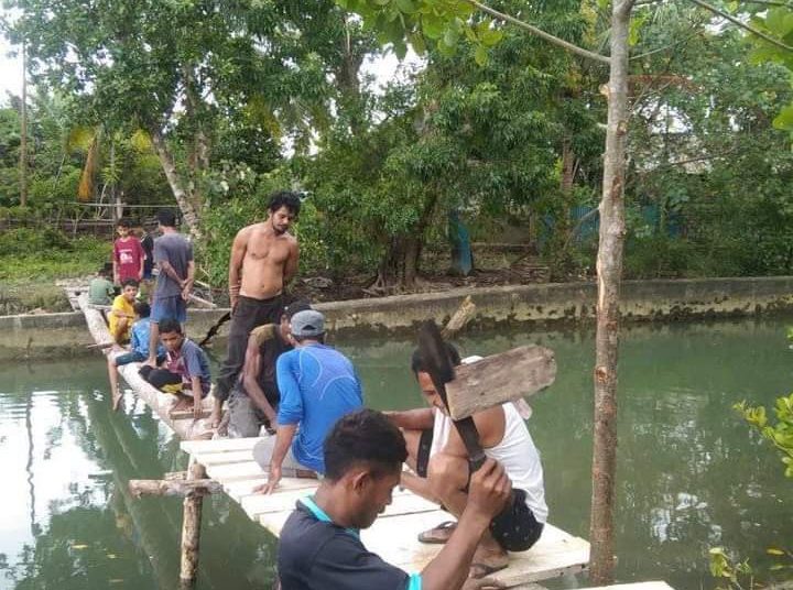 Warga Kecamatan Kilmury Bangun Jembatan Darurat 