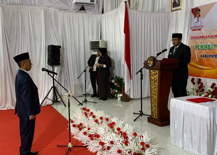 Bupati Lantik Amahoru Duduki Penjabat Sekda SBT Gantikan Mirnawati Derlean