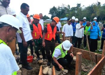 Bupati SBT Letakan Batu Pertama Program Revitalisasi TK Negeri Dharma Wanita