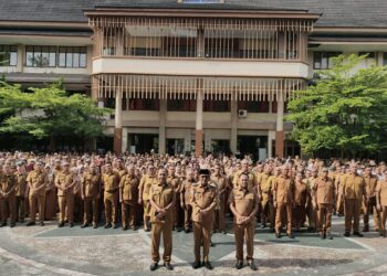 Bupati Maluku Tengah Tegaskan Disiplin ASN dan Optimalisasi PAD di Apel Perdana 2026