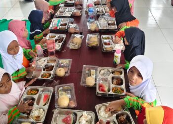 SPPG Limumir Distribusi Makan Bergizi Gratis ke  Ribuan Siswa di Kota Bula