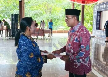 Kisah Haru Guru Carolina di Malteng Terima SK PPPK Tepat Sehari Sebelum Pensiun Setelah 22 Tahun Mengabdi