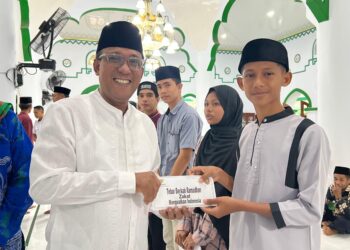 Bupati Maluku Tengah Gelar Safari Ramadhan di Kecamatan Banda, Serahkan Beasiswa bagi Siswa Berprestasi