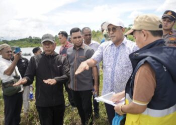 Bupati Malteng Tinjau Lokasi Pembangunan Pelabuhan Penyeberangan Feri Teluk Dalam Di Seram Utara.