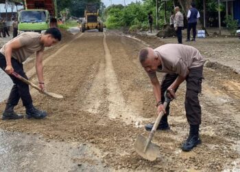 Viral! Perbaiki Jalan, Kehadiran Polisi Jawab Keresahan Warga SBT di Maluku